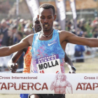 Getaneh Molla atraviesa victorioso la línea de llegada con el joven ugandés Jacob Kiplimo pisándole los talones en el esprint final-Santi Otero