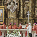Los representantes de la iglesia  contemplan el cuadro de Valentín Palencia y sus alumnos, obra de  Cándido Pérez.-SANTI OTERO