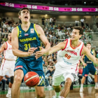 Cancar pierde el balón ante la presión defensiva de Rodrigo San Miguel.-FIBA