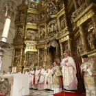 El hasta ahora arzobispo de Burgos, durante la homilía de la misa de acción de gracias celebrada en la nave central de la seo burgalesa.-RAÚL OCHOA