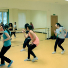 Un grupo de mujeres disfruta de una actividad física en un centro cívico.-ISRAEL L. MURILLO