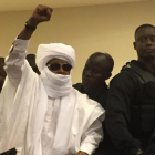 El expresidente del Chad Hissène Habré levanta el brazo tras escuchar la sentencia a cadena perpetua.-AP / CARLEY PETESCH