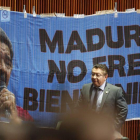La tensión desencadenada por la invitación al mandatario también se vislumbró dentro del Congreso, donde legisladores del conservador Partido Acción Nacional colgaron una pancarta que rezaba Maduro, no eres bienvenido.-AP
