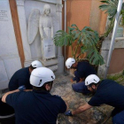 Operarios del Vaticano abre una de las dos tumbas donde se buscaba a Emanuela Orlandi.-AFP