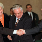 De izquierda a derecha: Alija Izetbegovic, Franjo Tudjman y Slobodan Milosevic, en una cumbre en Roma, el 17 de febrero de 1996.-AP / JEROME DELAY
