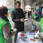 Alcer Burgos instaló tres mesas informativas en la capital burgalesa para concienciar sobre la donación de órganos.-RAÚL G. OCHOA