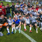 Plantilla y cuerpo técnico del Burgos CF Promesas celebra la permanencia tras vencer al Náxara. TOMÁS ALONSO