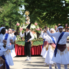 Danzadoras y danzadores bailan a la Virgen de la Oca. E. R.