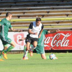 José Fran se va de dos contrarios en el choque que disputó el Burgos CF ante el Racing de Santander.-ISRAEL L. MURILLO