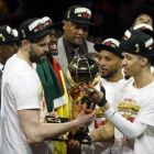 Marc Gasol y Danny Green, con el trofeo de campeones de la NBA.-GETTY IMAGES NORTH AMERICA