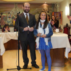 La atleta infantil Ángela Pérez fue la primera en recibir las distinciones en la recepción oficial de la festividad de Santa Casilda.-G.G.