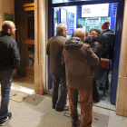 Colas en la lotería Don Pepe de la calle Avellanos ayer por la tarde.-ISRAEL L. MURILLO