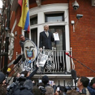 El fundador de WikiLeaks, Julian Assange, en un discurso desde el balcón de la Embajada del Ecuador en Londres el mes de febrero.-REUTERS / PETER NICHOLLS
