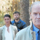 El actor Lluís Homar, uno de los protagonistas de 'Bajo sospecha', con parte del equipo de la serie al fondo.-Foto: ATRESMEDIA
