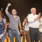 El líder de Podemos, Pablo Iglesias, y el candidato de Catalunya Sí que es Pot, Lluís Rabell, en el mitin de este jueves, 24 de septiembre, por la noche en Tarragona.-XAVI MOLINER