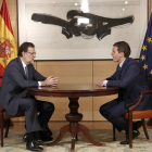 El presidente del Gobierno en funciones, Mariano Rajoy (i), y el líder de Ciudadanos, Albert Rivera, durante la entrevista que mantuvieron hoy en el Congreso de los Diputados en una nueva ronda de contactos.-EFE/Chema Moya