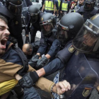 La policia nacional intenta desalojar a las personas concentradas en las puertas del colegio electoral Ramon Llull de Barcelona el 1-O.-FERRAN NADEU