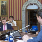 El portavoz del PP en el Ayuntamiento de Burgos, Javier Lacalle, se dirige al alcalde de Burgos, Daniel de la Rosa, durante el Pleno.-RAÚL G. OCHOA