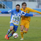 Prosi persigue a Nico en el partido de la primera vuelta disputado en El Montecillo.-ALBERTO CALVO