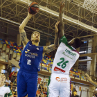 Javi Vega anota ante el jugador del Unicaja Lessort, ayer, en Guadalajara.-ACB PHOTO / E. COBOS
