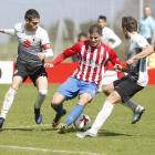 Sergio Esteban y Beobide presionan a un futbolista del Sporting B.-ARNALDO GARCÍA