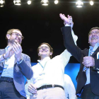 Alfonso Fernánez Mañueco, junto a Javier Maroto y César Rico, recibe el aplauso del PP burgalés.-RAÚL OCHOA