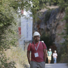 Un turista camina por la Trinchera del Ferrocarril.-RAÚL G. OCHOA