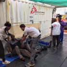 Personal de MSF atienden a los supervivientes del naufragio, a bordo del 'Bourbon Argos'.-MÉDICOS SIN FRONTERAS