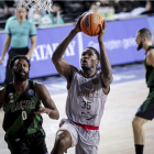Nnoko ataca el aro del Darussafaka. FIBA