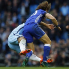 Agüero y David Luiz, en la violenta entrada que costó la roja al argentino del City.-REUTERS / PHIL NOBLE