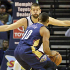 Marc Gasol defiende ante Eric Gordon, durante el partido que ha enfrentado a los Grizzlies y los Pelicans.-Foto: AP / BRANDON DILL