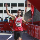 Daniel Arce (Rioja Añares) atraviesa en solitario la meta de la carrera ubicada en el Hospital delRey-Raúl G. Ochoa