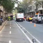 Retirada de contenedores quemados y limpieza de cera de la calzada en paseo de Gràcia con Provença.-ÓSCAR HERNÁNDEZ