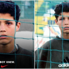 La campaña de Nike se basa en una foto de un joven Cristiano Ronaldo con una sudadera de Adidas-