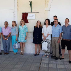 La alcaldesa, Raquel González, descubre una placa conmemorativa en la estación ferroviaria.-L. V.