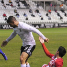 Saúl Berjón trata de zafarse de un defensor del Sporting B. ISRAEL L. MURILLO