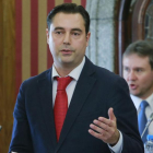 El portavoz socialista, Daniel de la Rosa, en primer término. Al fondo, el alcalde Javier Lacalle.-RAÚL OCHOA