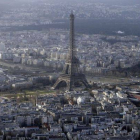Foto aérea de la Torre Eiffel de París.-Foto: AFP / KENZO TRIBOUILLARD