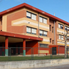 El Consistorio intervendrá en la cubierta del colegio de la localidad, al ser más urgente que la obra del frontón.-ECB
