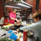 Los pequeños cocineros en las actividades organizadas durante la última edición con la chef Isabel Álvarez.-ISRAEL L. MURILLO