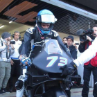 Àlex Márquez (Honda), justo en el momento en que sale del boxe de LCR Honda, hoy, en Cheste (Valencia). / EMILIO PÉREZ DE ROZAS-EMILIO PÉREZ DE ROZAS