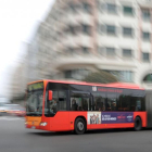 Un autobús municipal circula por la plaza del Cid en la capital burgalesa, luciendo una campaña publicitaria.-ISRAEL L. MURILLO