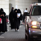 Mujeres saudís esperan a sus conductores frente a un hotel de la capital, Riad, el 28 de septiembre.-AFP / FAYEZ NURELDINE