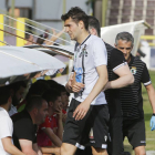 Gabri Ortega se retira del terreno de juego atendido por el médico del Burgos CF-Raúl G. Ochoa