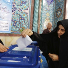 Una mujer ejerce su derecho al voto en Teherán (Irán).-ABEDIN TAHERKENAREH / EFE