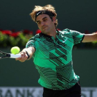 Roger Federer devuelve una derecha a Stanislas Wawrinka durante la final de Indian Wells.-AFP / BRUNSKILL