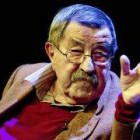 Günter Grass, en noviembre del 20014 en Munich. Abajo, ilustraciones del autor para 'La caja de los deseos' y , a la derecha, para un libro de Saramago.-Foto: SVEN HOPPE