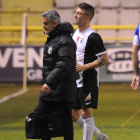 Jonatan Valle sale del campo junto a Joaquín Sáez, masajista del equipo.-ISRAEL L. MURILLO