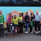 Isabel Bello (d.) entregó los instrumentos recogidos hasta ahora el domingo pasado aprovechando la gira de Malagasy Góspel por España.-
