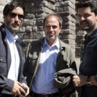 Domínguez (centro), Garcia Vilanova (izquierda) y Pérez, ante el Acueducto de Segovia, este jueves.-Foto:   EFE / AURELIO MARTÍN